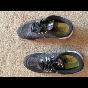 Women’s Nike black shoes sz 9.5